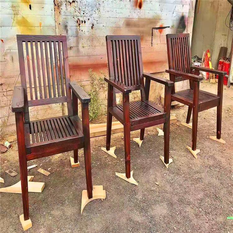 本溪桓仁木雕桌椅定制    防腐木木雕装饰品工艺摆件  碳化木牌匾指示标识定制厂家