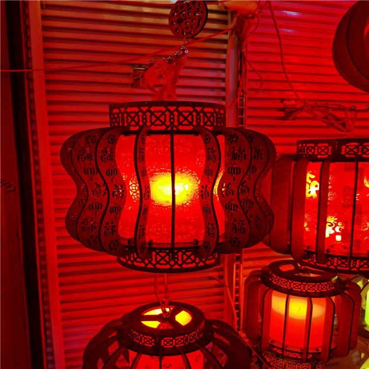 实木外框，工艺精致，福字雕刻，内衬Led高亮灯