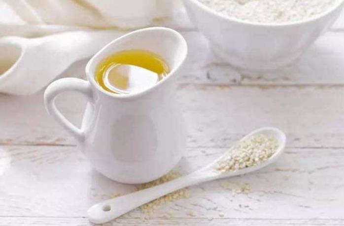 长期低价出售芝麻香油 保真 起订量低 价格合理 东北发货