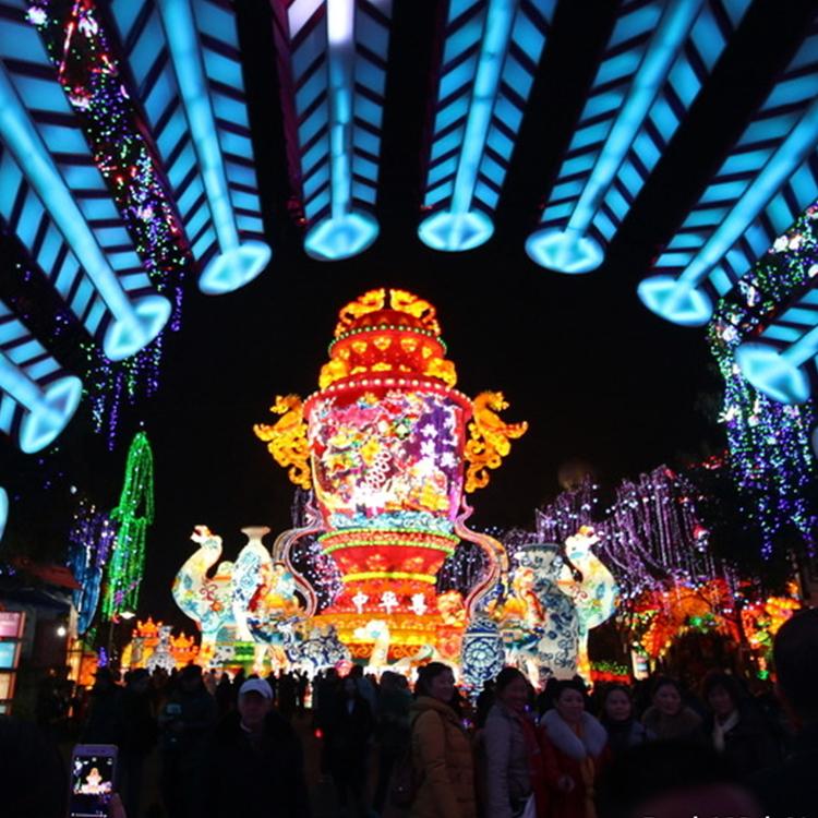 网红打卡万象城极光小镇圣诞节日梦幻美陈炫彩亮片水晶琉璃圣诞树大连