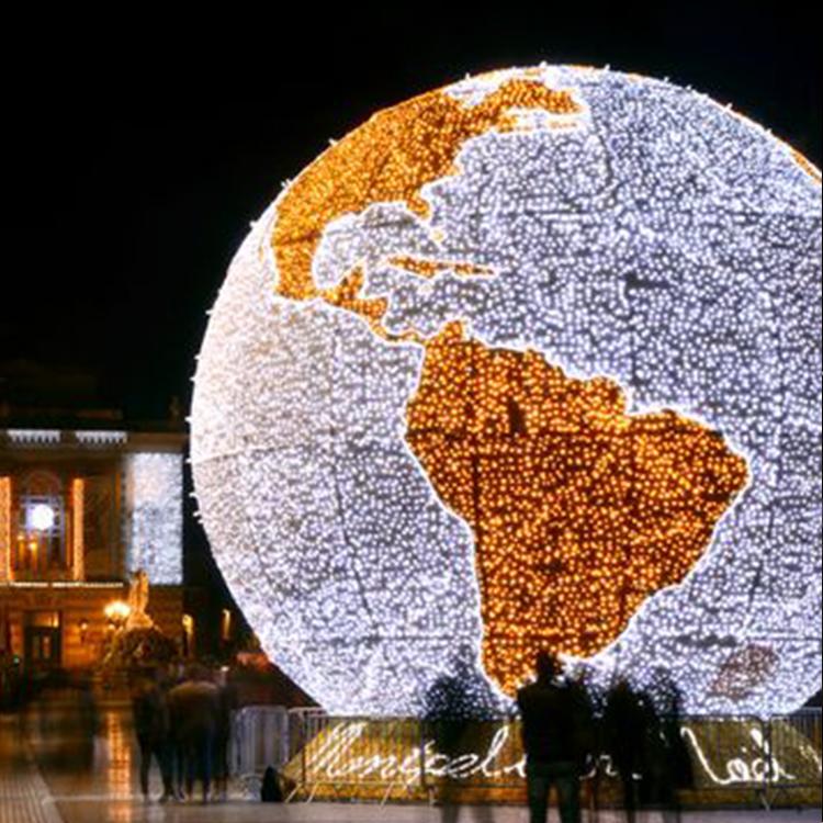 新年酒店商场美陈铁艺钢架异形创意圣诞树发光缤纷大型圣诞树厂家大连