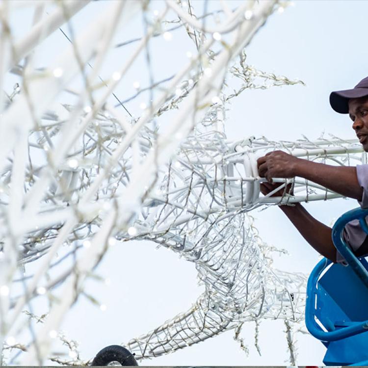 新款圣诞节日红色场景装饰圣诞树商场室内美陈圣诞树装置大连