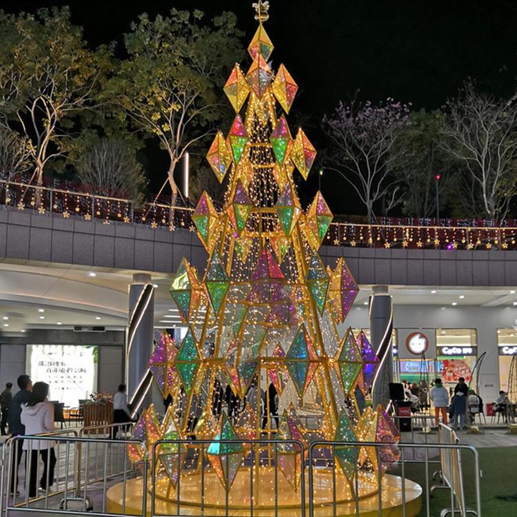 大型亚克力锥型幻彩水晶圣诞树步行街镭射膜亮片圣诞树工厂直销大连