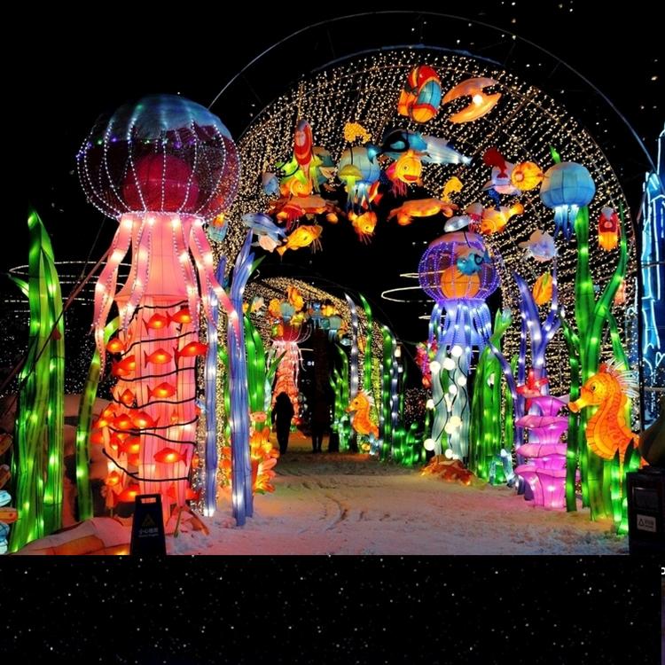 圣诞节日场景布置美陈道具亚克力led发光水晶灯串大型框架圣诞树哈尔滨