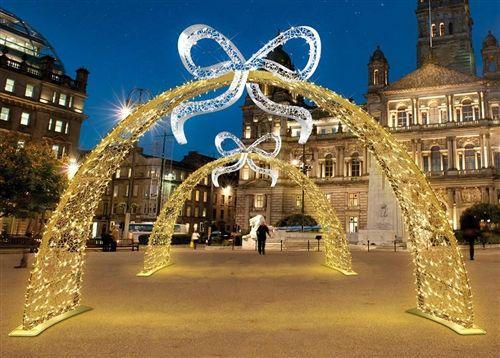 定制异形礼盒户外10米白色大型圣诞屋酒店定制红色飘带灯光圣诞树大连