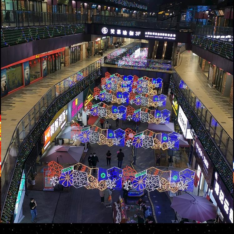 圣诞节日场景布置美陈道具亚克力led发光水晶灯串大型框架圣诞树哈尔滨