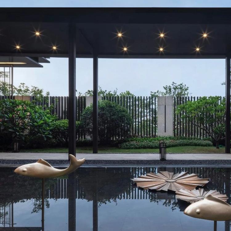 户外园林不锈钢圆环喷雾雕塑定制镜面发光月亮抽象镂空圆形大摆件沈阳