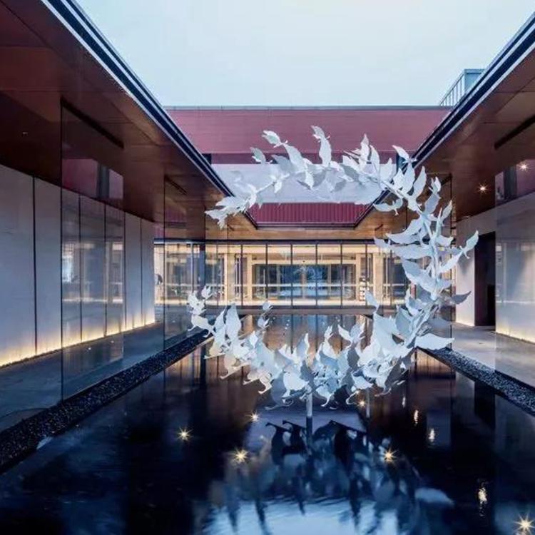 不锈钢雕塑商业街游乐园卡通KAWS摆件商场美陈网红打卡IP公仔长春