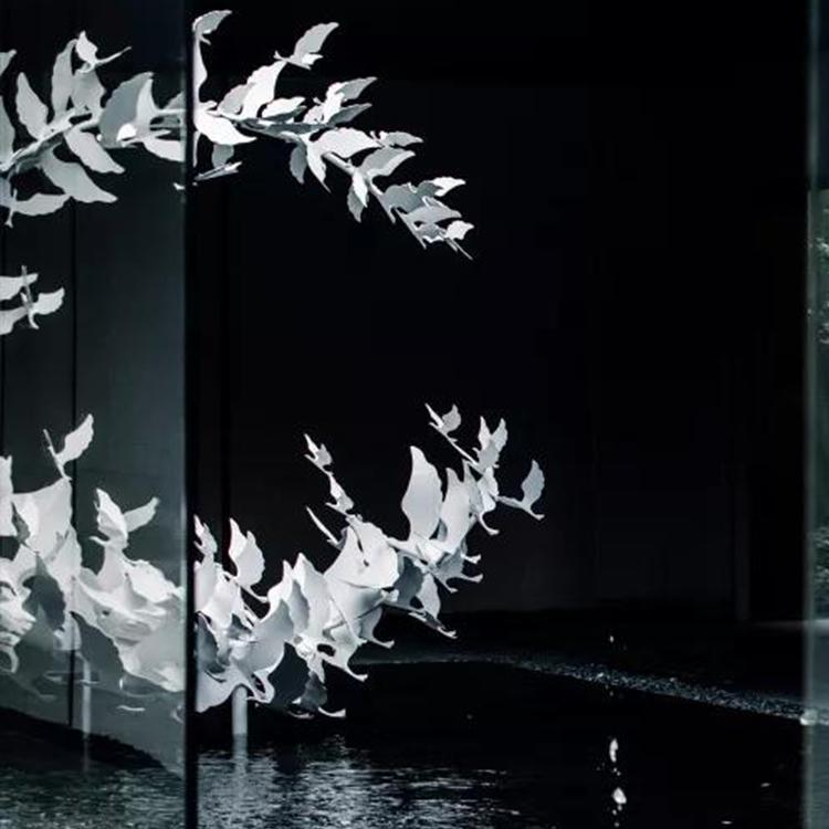 不锈钢镜面蚂蚁雕塑加工定制抽象蚂蚁园林景观摆件户外绿地雕塑长春