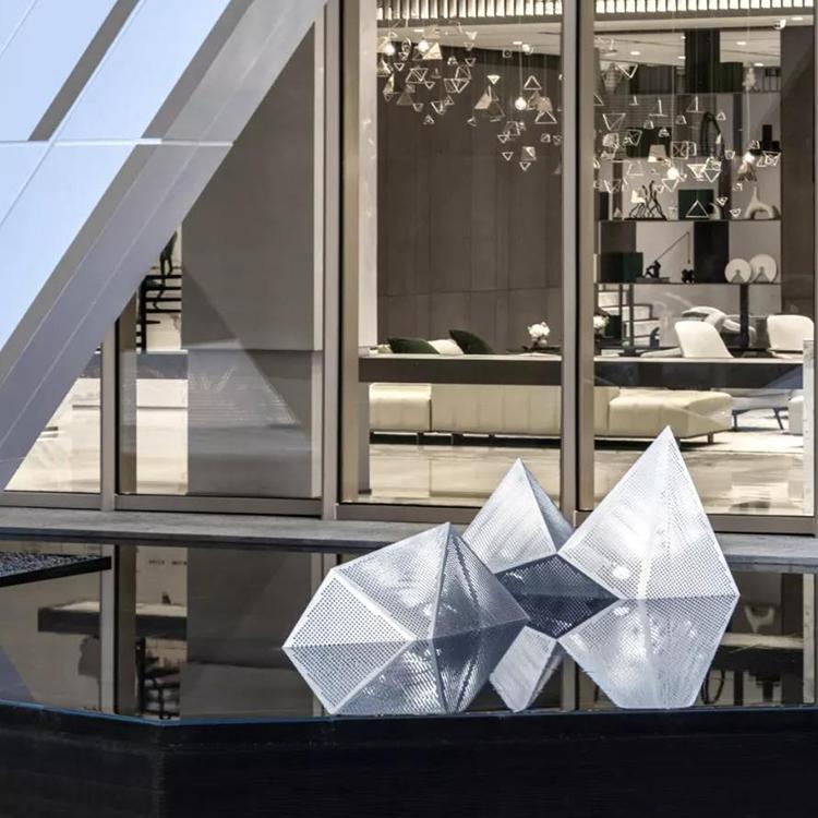 不锈钢镂空鹿雕塑户外楼盘景观金属抽象几何动物镜面发光麋鹿摆件大连