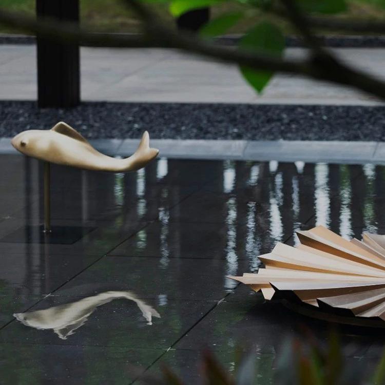 户外园林不锈钢圆环喷雾雕塑定制镜面发光月亮抽象镂空圆形大摆件沈阳