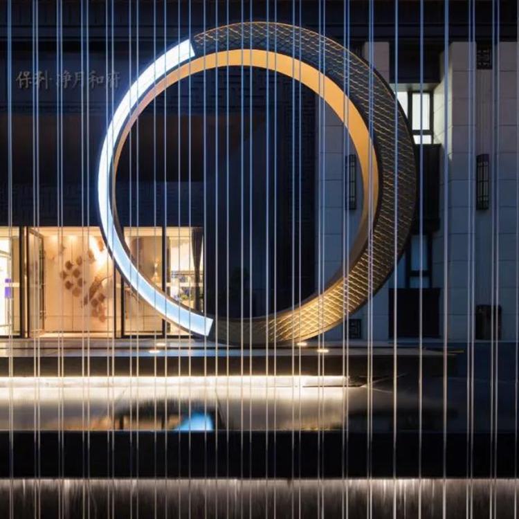 户外园林不锈钢圆环喷雾雕塑定制镜面发光月亮抽象镂空圆形大摆件沈阳