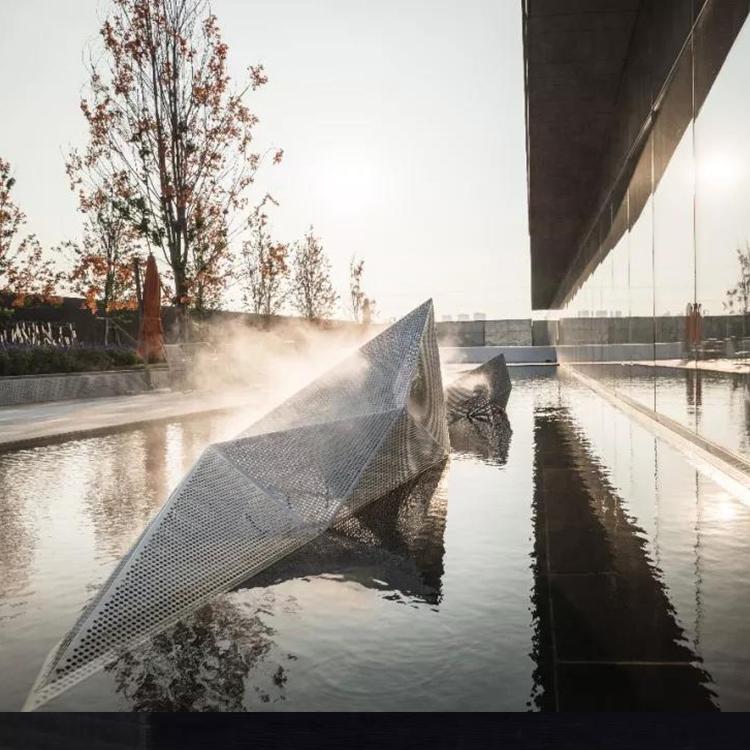 市政大型不锈钢雕塑景观广场精神堡垒导向牌小区镜面圆环美陈小品长春