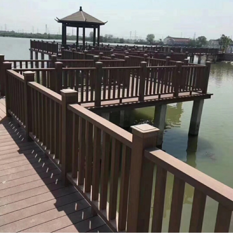 沈阳防腐木栈道   防腐木栏杆   景区木围栏隔断  防腐木栅栏定做 安装方便