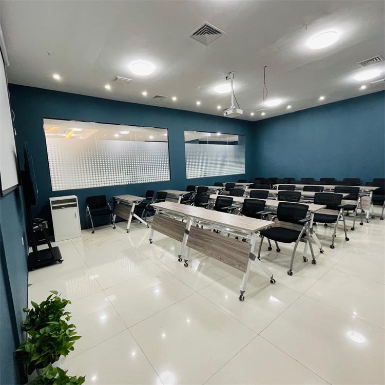 会议室出租配有投影话筒公放设备会议室租赁可容纳40人左右内部业主半价