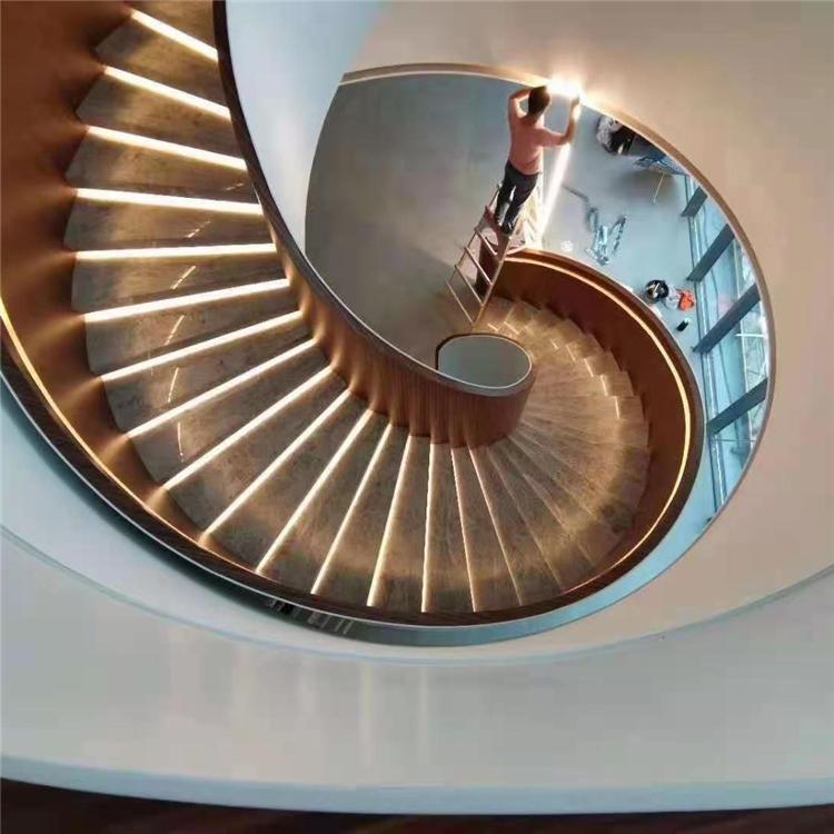 室内旋转铁板楼梯扶手 宏盛楼梯现货定制