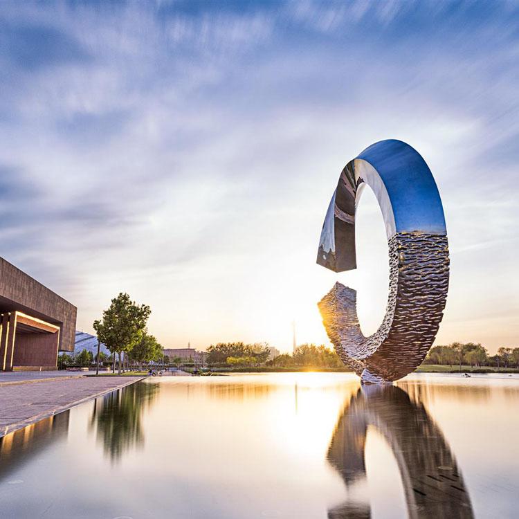 沈阳不锈钢雕塑厂家、沈阳白钢不锈钢抽象雕塑制作  白钢人物动物锻铜铸铜雕塑厂家